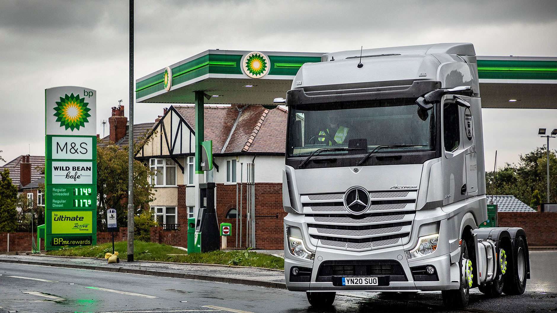 bp and Mercedes-Benz trial pioneering digital in-truck fuel payments