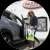 Frau mit Einkäufen bei Auto
