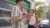 2 Personen mit Wild Bean Cafe Becher vor car wash Anlage
