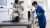 bp/Aral Kraftstoffforschung: Mitarbeiterin am Raster-Elektronen-Mikroskop