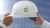 Hände halten Schutzhelm mit bp Logo