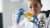 Chemikerin im Labor