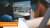 Frau schaut Tablet mit Web-Reportage Tankstelle der Zukunft