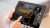 Tablet in Händen, Blick auf Web-Reportage Raffinerie